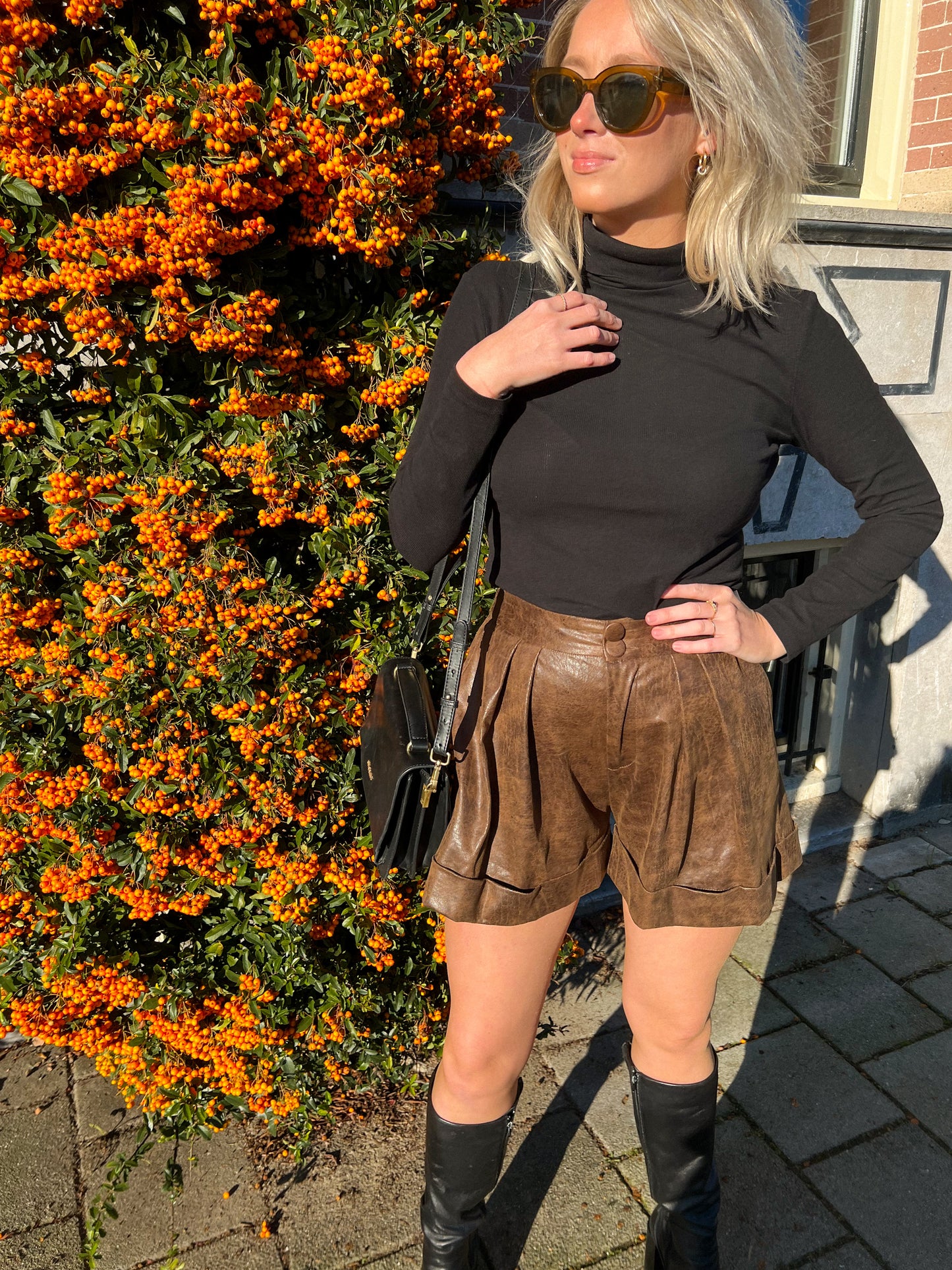 Bruine korte broek, leren broek, Leather trouser, zijkant