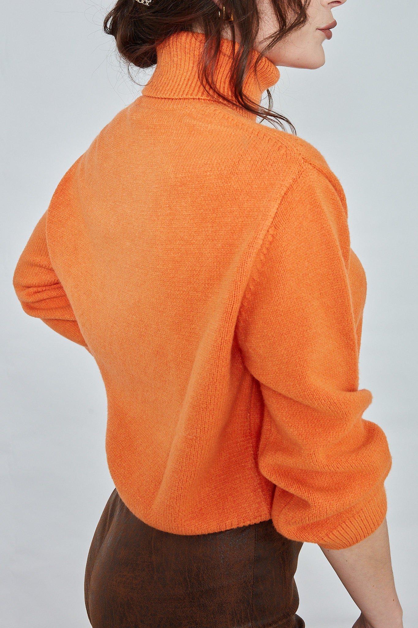Oranje gebreide trui, zijkant.