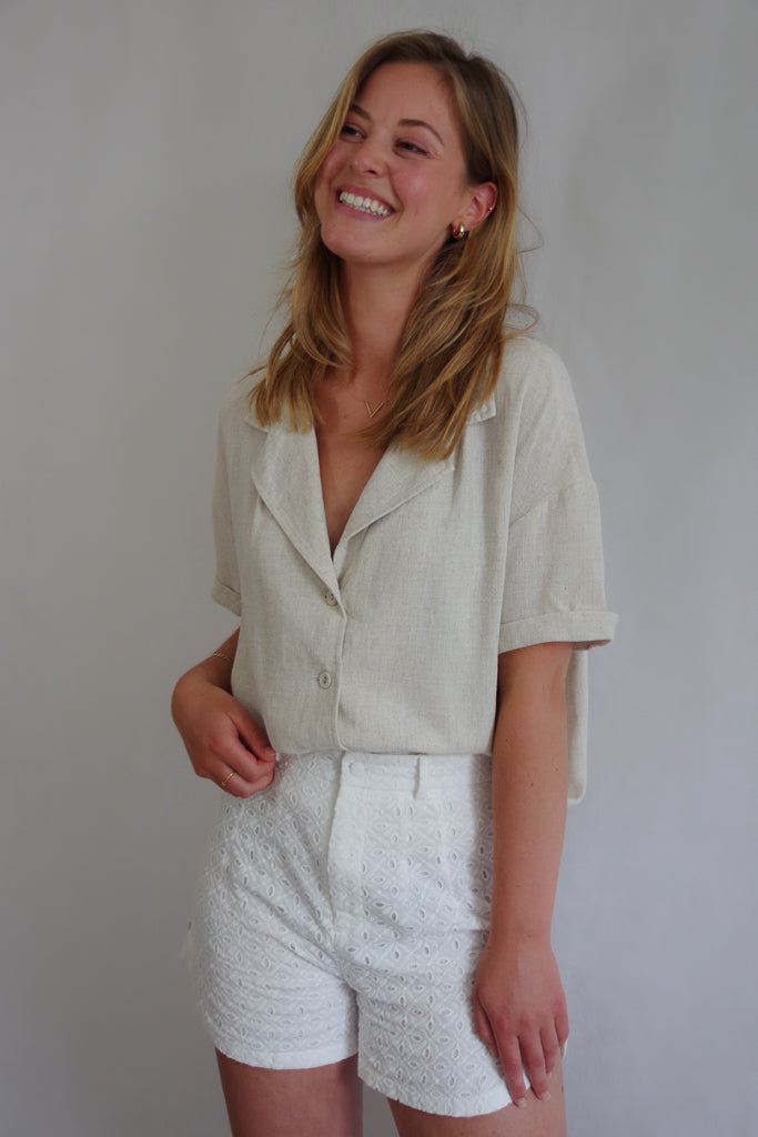 Korte broek met knoop