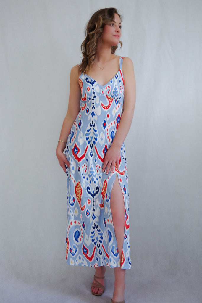 Robe bleue avec fente